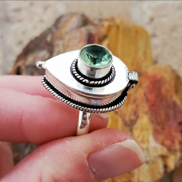 New Green Quartz 925 Silver Poison Ring. - Picture 15 of 16